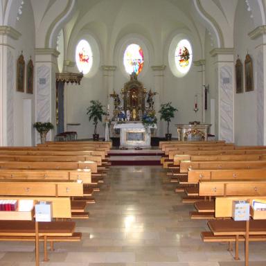 Neue Kircheneinrichtung